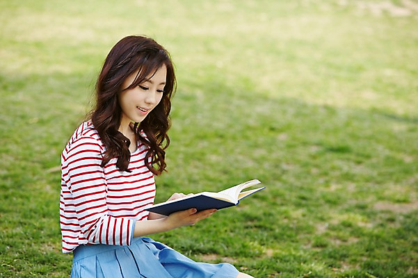 포토 JPG 주간 학생 응시 공원 여학생 여자 여유 대학생 휴식 한명 미소 웃음 들기 사람 앉기 동양인 잔디 상반신 20대 성인 야외 옆모습 아웃포커스 책 캐주얼 청춘 독서 캠퍼스라이프 한국인 여자만 여자한명만 성인여자만 청년만 청년여자만 성인한명만 청년여자한명만 성인여자한명만 성인만 국내포토 자연요소 식물 1 라이프스타일 시선 옷 공공시설 감정 뷰포인트 컨셉 모션 촬영기법 표정 인종 청년 파일형식