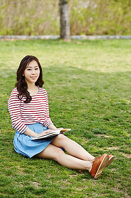 포토 JPG 주간 전신 학생 공원 여학생 여자 여유 대학생 휴식 한명 미소 웃음 사람 앉기 동양인 잔디 20대 성인 야외 앞모습 아웃포커스 책 캐주얼 청춘 독서 캠퍼스라이프 한국인 여자만 여자한명만 성인여자만 청년만 청년여자만 성인한명만 청년여자한명만 성인여자한명만 성인만 국내포토 자연요소 식물 1 라이프스타일 옷 공공시설 감정 뷰포인트 컨셉 모션 촬영기법 표정 인종 청년 파일형식