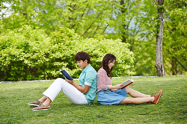 포토 JPG 주간 전신 나무 식물 학생 커플 응시 공원 여학생 여자 남자 남학생 대학생 미소 웃음 들기 사람 앉기 동양인 잔디 20대 성인 야외 두명 옆모습 아웃포커스 책 캐주얼 독서 캠퍼스라이프 한국인 등맞대기 캠퍼스커플 청년만 성인만 국내포토 자연요소 라이프스타일 시선 옷 공공시설 뷰포인트 관계 모션 촬영기법 표정 인종 청년 파일형식