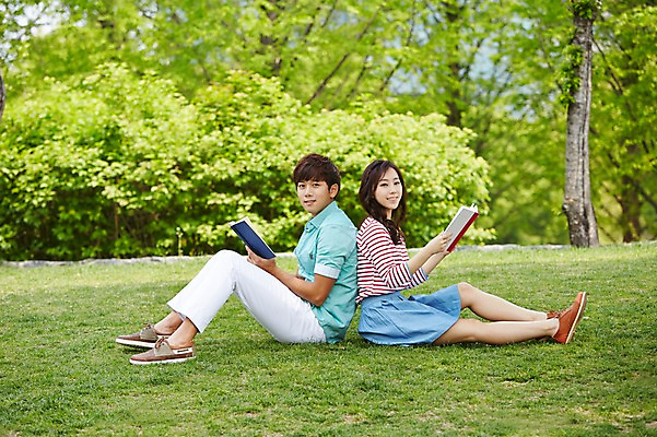 포토 JPG 주간 전신 나무 식물 학생 커플 공원 여학생 여자 남자 남학생 대학생 미소 웃음 들기 사람 앉기 동양인 잔디 20대 성인 야외 두명 옆모습 아웃포커스 책 캐주얼 독서 캠퍼스라이프 한국인 등맞대기 캠퍼스커플 청년만 성인만 국내포토 자연요소 라이프스타일 옷 공공시설 뷰포인트 관계 모션 촬영기법 표정 인종 청년 파일형식