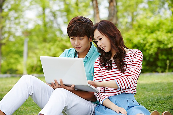 포토 JPG 주간 나무 식물 학생 커플 응시 공원 여학생 여자 남자 남학생 대학생 미소 웃음 들기 사람 앉기 동양인 잔디 20대 성인 야외 두명 앞모습 아웃포커스 캐주얼 노트북 캠퍼스라이프 한국인 웹서핑 캠퍼스커플 청년만 성인만 국내포토 자연요소 라이프스타일 시선 옷 공공시설 뷰포인트 관계 모션 촬영기법 표정 인종 청년 전자제품 파일형식