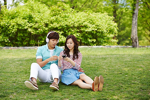 포토 JPG 주간 전신 나무 식물 학생 커플 응시 공원 여학생 여자 남자 남학생 대학생 들기 사람 앉기 동양인 잔디 20대 성인 야외 두명 앞모습 아웃포커스 캐주얼 스마트폰 핸드폰 캠퍼스라이프 헤드폰 음악감상 한국인 캠퍼스커플 청년만 성인만 국내포토 자연요소 라이프스타일 시선 옷 공공시설 뷰포인트 음향기기 관계 모션 촬영기법 인종 청년 전자제품 스마트기기 감상 파일형식