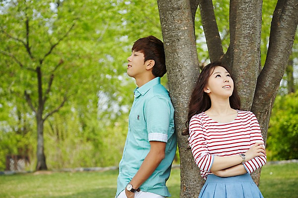 포토 JPG 주간 나무 식물 학생 커플 응시 공원 여학생 여자 남자 남학생 대학생 휴식 미소 웃음 사람 동양인 상반신 20대 성인 야외 두명 앞모습 옆모습 아웃포커스 캐주얼 캠퍼스라이프 한국인 캠퍼스커플 청년만 성인만 국내포토 자연요소 라이프스타일 시선 옷 공공시설 뷰포인트 컨셉 관계 촬영기법 표정 인종 청년 파일형식