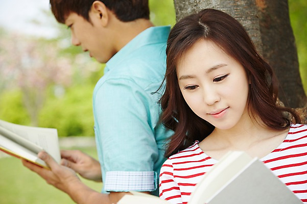 포토 JPG 주간 나무 식물 학생 커플 응시 공원 여학생 여자 남자 남학생 대학생 들기 사람 동양인 상반신 20대 성인 야외 두명 아웃포커스 책 캐주얼 독서 캠퍼스라이프 한국인 캠퍼스커플 청년만 성인만 국내포토 자연요소 라이프스타일 시선 옷 공공시설 관계 모션 촬영기법 인종 청년 파일형식