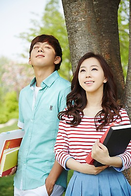 포토 JPG 주간 나무 식물 학생 커플 응시 공원 여학생 여자 남자 남학생 대학생 미소 웃음 들기 사람 동양인 상반신 20대 성인 야외 두명 앞모습 아웃포커스 책 캐주얼 독서 눈감음 캠퍼스라이프 한국인 캠퍼스커플 청년만 성인만 국내포토 자연요소 라이프스타일 시선 옷 공공시설 뷰포인트 관계 모션 촬영기법 표정 인종 청년 파일형식