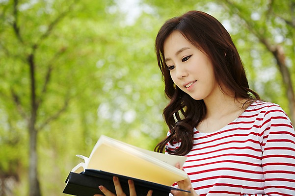 포토 JPG 주간 나무 식물 학생 응시 공원 여학생 여자 여유 대학생 휴식 한명 미소 웃음 사람 동양인 상반신 20대 성인 야외 옆모습 아웃포커스 책 캐주얼 청춘 독서 캠퍼스라이프 한국인 여자만 여자한명만 성인여자만 청년만 청년여자만 성인한명만 청년여자한명만 성인여자한명만 성인만 국내포토 자연요소 1 라이프스타일 시선 옷 공공시설 감정 뷰포인트 컨셉 촬영기법 표정 인종 청년 파일형식