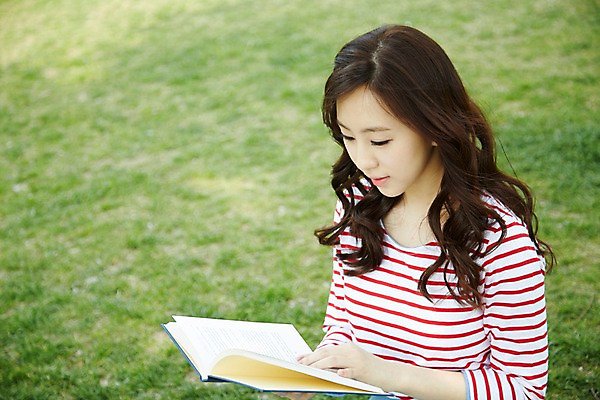 포토 JPG 주간 학생 응시 공원 여학생 여자 여유 대학생 휴식 한명 사람 동양인 잔디 상반신 20대 성인 야외 옆모습 아웃포커스 책 캐주얼 청춘 독서 캠퍼스라이프 한국인 여자만 여자한명만 성인여자만 청년만 청년여자만 성인한명만 청년여자한명만 성인여자한명만 성인만 국내포토 자연요소 식물 1 라이프스타일 시선 옷 공공시설 감정 뷰포인트 컨셉 촬영기법 인종 청년 파일형식