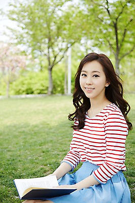 포토 JPG 주간 나무 식물 학생 공원 여학생 여자 여유 대학생 휴식 한명 미소 웃음 사람 앉기 동양인 잔디 20대 성인 야외 아웃포커스 책 캐주얼 청춘 독서 캠퍼스라이프 한국인 여자만 여자한명만 성인여자만 청년만 청년여자만 성인한명만 청년여자한명만 성인여자한명만 성인만 국내포토 자연요소 1 라이프스타일 옷 공공시설 감정 컨셉 모션 촬영기법 표정 인종 청년 파일형식