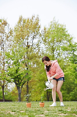 포토 JPG 주간 전신 나무 식물 학생 공원 여학생 여자 화분 대학생 숙이기 한명 서기 들기 사람 동양인 20대 성인 야외 아웃포커스 캐주얼 캠퍼스라이프 물뿌리개 한국인 물주기 원예 여자만 여자한명만 성인여자만 청년만 청년여자만 성인한명만 청년여자한명만 성인여자한명만 성인만 국내포토 자연요소 1 라이프스타일 옷 공공시설 포즈 모션 촬영기법 인종 청년 취미 파일형식