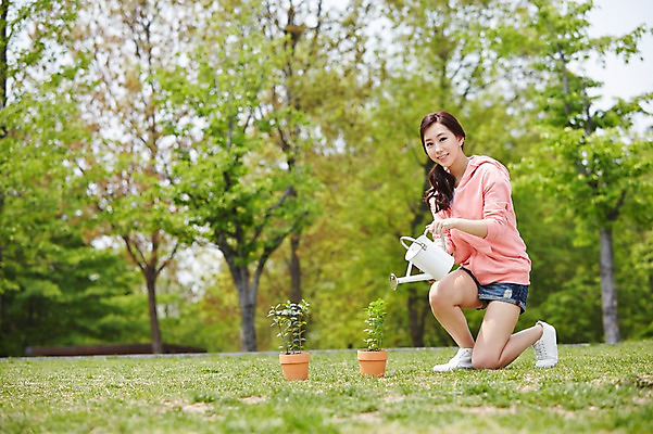 포토 JPG 주간 전신 나무 식물 학생 공원 여학생 여자 화분 대학생 한명 미소 웃음 들기 사람 앉기 동양인 20대 성인 야외 옆모습 아웃포커스 캐주얼 캠퍼스라이프 물뿌리개 한국인 물주기 원예 여자만 여자한명만 성인여자만 청년만 청년여자만 성인한명만 청년여자한명만 성인여자한명만 성인만 국내포토 자연요소 1 라이프스타일 옷 공공시설 뷰포인트 모션 촬영기법 표정 인종 청년 취미 파일형식