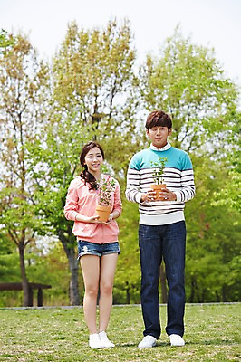 포토 JPG 주간 전신 나무 식물 학생 커플 공원 여학생 여자 남자 화분 남학생 대학생 서기 미소 웃음 들기 사람 동양인 20대 성인 야외 두명 앞모습 아웃포커스 캐주얼 캠퍼스라이프 한국인 원예 캠퍼스커플 청년만 성인만 국내포토 자연요소 라이프스타일 옷 공공시설 뷰포인트 관계 모션 촬영기법 표정 인종 청년 취미 파일형식