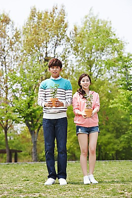 포토 JPG 주간 전신 나무 식물 학생 커플 공원 여학생 여자 남자 화분 남학생 대학생 서기 미소 웃음 들기 사람 동양인 20대 성인 야외 두명 앞모습 아웃포커스 캐주얼 캠퍼스라이프 한국인 원예 캠퍼스커플 청년만 성인만 국내포토 자연요소 라이프스타일 옷 공공시설 뷰포인트 관계 모션 촬영기법 표정 인종 청년 취미 파일형식