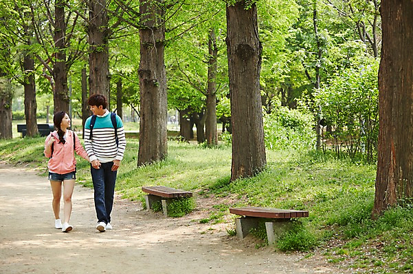 포토 JPG 주간 전신 나무 식물 학생 커플 공원 여학생 여자 남자 남학생 대학생 벤치 가방 배낭 서기 미소 웃음 사람 동양인 20대 성인 야외 두명 앞모습 캐주얼 마주보기 걷기 손잡기 캠퍼스라이프 산책 산책로 한국인 캠퍼스커플 숲길 청년만 성인만 국내포토 자연요소 라이프스타일 잡화 옷 공공시설 길 뷰포인트 의자 관계 모션 휴식 표정 인종 청년 파일형식