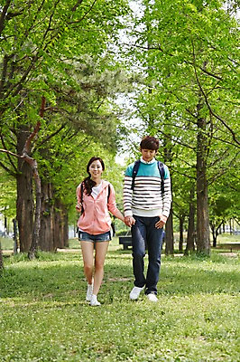 포토 JPG 주간 전신 나무 식물 학생 커플 공원 여학생 여자 남자 남학생 대학생 가방 배낭 서기 미소 웃음 사람 동양인 20대 성인 야외 두명 앞모습 캐주얼 걷기 손잡기 캠퍼스라이프 산책 산책로 한국인 캠퍼스커플 숲길 청년만 성인만 국내포토 자연요소 라이프스타일 잡화 옷 공공시설 길 뷰포인트 관계 모션 휴식 표정 인종 청년 파일형식