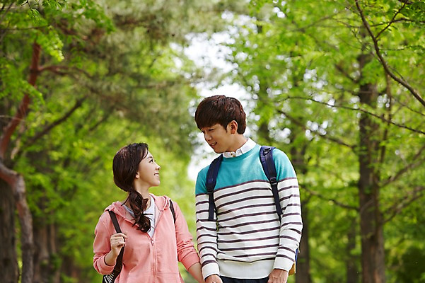 포토 JPG 주간 나무 식물 학생 커플 공원 여학생 여자 남자 남학생 대학생 가방 배낭 미소 웃음 사람 동양인 상반신 20대 성인 야외 두명 앞모습 아웃포커스 캐주얼 마주보기 손잡기 캠퍼스라이프 산책 한국인 캠퍼스커플 청년만 성인만 국내포토 자연요소 라이프스타일 잡화 옷 공공시설 뷰포인트 관계 모션 휴식 촬영기법 표정 인종 청년 파일형식