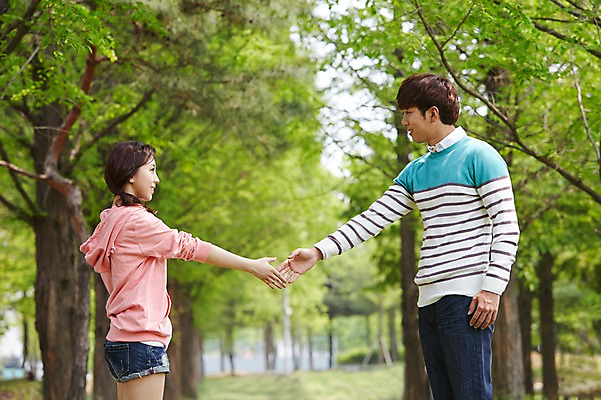 포토 JPG 주간 나무 식물 학생 커플 공원 여학생 여자 남자 남학생 대학생 악수 서기 미소 웃음 사람 동양인 상반신 20대 성인 야외 두명 옆모습 아웃포커스 캐주얼 마주보기 손잡기 캠퍼스라이프 산책 한국인 손내밀기 캠퍼스커플 청년만 성인만 국내포토 자연요소 라이프스타일 옷 공공시설 뷰포인트 관계 모션 휴식 촬영기법 표정 인종 손짓 청년 파일형식