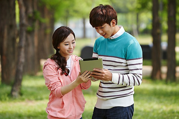 포토 JPG 주간 나무 식물 학생 커플 응시 공원 여학생 여자 남자 남학생 대학생 미소 웃음 들기 사람 동양인 상반신 20대 성인 야외 두명 앞모습 아웃포커스 캐주얼 태블릿 캠퍼스라이프 한국인 웹서핑 캠퍼스커플 청년만 성인만 국내포토 자연요소 라이프스타일 시선 옷 공공시설 뷰포인트 관계 모션 촬영기법 표정 인종 청년 전자제품 스마트기기 파일형식