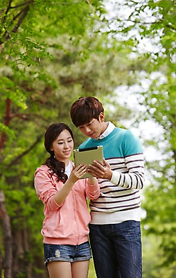 포토 JPG 주간 나무 식물 학생 커플 응시 공원 여학생 여자 남자 남학생 대학생 서기 미소 웃음 들기 사람 동양인 20대 성인 야외 두명 앞모습 아웃포커스 캐주얼 태블릿 캠퍼스라이프 한국인 웹서핑 캠퍼스커플 청년만 성인만 국내포토 자연요소 라이프스타일 시선 옷 공공시설 뷰포인트 관계 모션 촬영기법 표정 인종 청년 전자제품 스마트기기 파일형식