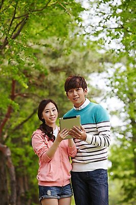 포토 JPG 주간 나무 식물 학생 커플 공원 여학생 여자 남자 남학생 대학생 서기 미소 웃음 들기 사람 동양인 20대 성인 야외 두명 앞모습 아웃포커스 캐주얼 태블릿 캠퍼스라이프 한국인 웹서핑 캠퍼스커플 청년만 성인만 국내포토 자연요소 라이프스타일 옷 공공시설 뷰포인트 관계 모션 촬영기법 표정 인종 청년 전자제품 스마트기기 파일형식