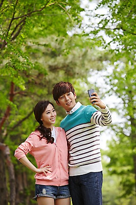 포토 JPG 주간 나무 식물 학생 커플 공원 여학생 여자 남자 남학생 대학생 포즈 미소 웃음 사람 동양인 상반신 20대 성인 야외 두명 앞모습 아웃포커스 캐주얼 스마트폰 캠퍼스라이프 사진촬영 산책 한국인 셀프카메라 캠퍼스커플 청년만 성인만 국내포토 자연요소 라이프스타일 옷 공공시설 뷰포인트 관계 휴식 촬영기법 표정 인종 청년 핸드폰 스마트기기 촬영 파일형식