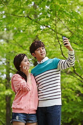 포토 JPG 주간 나무 식물 학생 커플 공원 여학생 여자 남자 남학생 대학생 포즈 미소 웃음 사람 동양인 상반신 20대 성인 야외 두명 앞모습 아웃포커스 캐주얼 스마트폰 캠퍼스라이프 사진촬영 산책 한국인 셀프카메라 캠퍼스커플 청년만 성인만 국내포토 자연요소 라이프스타일 옷 공공시설 뷰포인트 관계 휴식 촬영기법 표정 인종 청년 핸드폰 스마트기기 촬영 파일형식