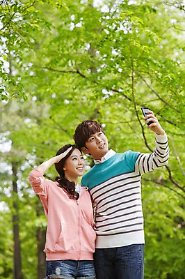 포토 JPG 주간 나무 식물 학생 커플 공원 여학생 여자 남자 남학생 대학생 포즈 미소 웃음 사람 동양인 상반신 20대 성인 야외 두명 앞모습 아웃포커스 캐주얼 스마트폰 캠퍼스라이프 사진촬영 산책 한국인 셀프카메라 캠퍼스커플 청년만 성인만 국내포토 자연요소 라이프스타일 옷 공공시설 뷰포인트 관계 휴식 촬영기법 표정 인종 청년 핸드폰 스마트기기 촬영 파일형식