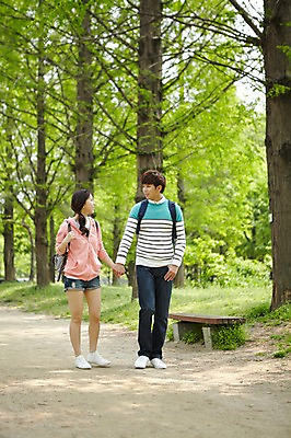 포토 JPG 주간 전신 나무 식물 학생 커플 공원 여학생 여자 남자 남학생 대학생 벤치 가방 배낭 미소 웃음 사람 동양인 20대 성인 야외 두명 앞모습 캐주얼 마주보기 걷기 손잡기 캠퍼스라이프 산책 산책로 한국인 캠퍼스커플 숲길 청년만 성인만 국내포토 자연요소 라이프스타일 잡화 옷 공공시설 길 뷰포인트 의자 관계 모션 휴식 표정 인종 청년 파일형식