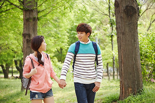 포토 JPG 주간 나무 식물 학생 커플 공원 여학생 여자 남자 남학생 대학생 가방 배낭 미소 웃음 사람 동양인 20대 성인 야외 두명 앞모습 아웃포커스 캐주얼 마주보기 걷기 손잡기 캠퍼스라이프 산책 한국인 캠퍼스커플 청년만 성인만 국내포토 자연요소 라이프스타일 잡화 옷 공공시설 뷰포인트 관계 모션 휴식 촬영기법 표정 인종 청년 파일형식