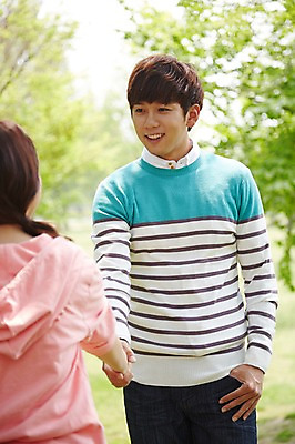 포토 JPG 주간 나무 식물 학생 커플 공원 여학생 여자 남자 남학생 대학생 악수 미소 웃음 사람 동양인 상반신 20대 성인 야외 두명 앞모습 뒷모습 아웃포커스 캐주얼 마주보기 손잡기 캠퍼스라이프 산책 한국인 캠퍼스커플 청년만 성인만 국내포토 자연요소 라이프스타일 옷 공공시설 뷰포인트 관계 모션 휴식 촬영기법 표정 인종 손짓 청년 파일형식