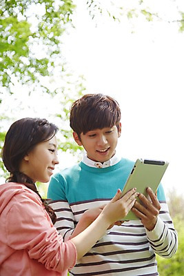 포토 JPG 주간 나무 식물 학생 커플 응시 공원 여학생 여자 남자 남학생 대학생 미소 웃음 들기 사람 동양인 상반신 20대 성인 야외 두명 옆모습 아웃포커스 캐주얼 태블릿 캠퍼스라이프 한국인 웹서핑 캠퍼스커플 청년만 성인만 국내포토 자연요소 라이프스타일 시선 옷 공공시설 뷰포인트 관계 모션 촬영기법 표정 인종 청년 전자제품 스마트기기 파일형식