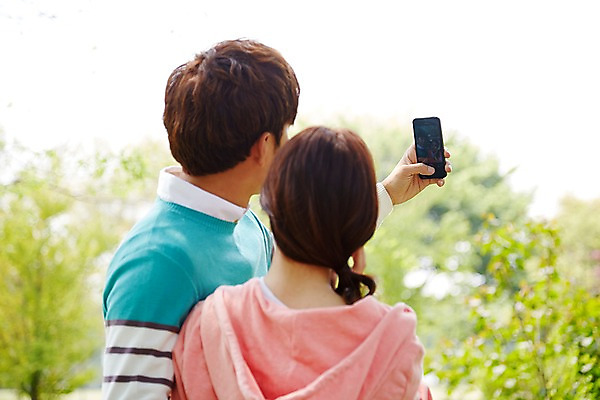 포토 JPG 주간 나무 식물 학생 커플 공원 여학생 여자 남자 남학생 대학생 사람 동양인 상반신 20대 성인 야외 두명 뒷모습 아웃포커스 캐주얼 스마트폰 캠퍼스라이프 사진촬영 산책 한국인 셀프카메라 캠퍼스커플 청년만 성인만 국내포토 자연요소 라이프스타일 옷 공공시설 뷰포인트 관계 휴식 촬영기법 인종 청년 핸드폰 스마트기기 촬영 파일형식