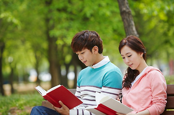 포토 JPG 주간 나무 식물 학생 커플 응시 공원 여학생 여자 남자 남학생 대학생 벤치 사람 앉기 동양인 상반신 20대 성인 야외 두명 옆모습 아웃포커스 책 캐주얼 독서 캠퍼스라이프 한국인 캠퍼스커플 청년만 성인만 국내포토 자연요소 라이프스타일 시선 옷 공공시설 뷰포인트 의자 관계 모션 촬영기법 인종 청년 파일형식