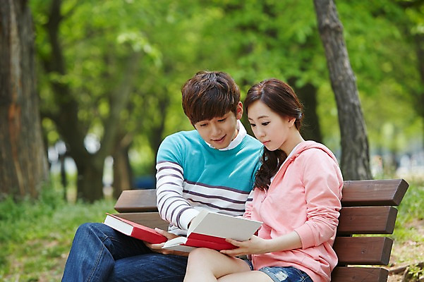 포토 JPG 주간 나무 식물 학생 커플 응시 공원 여학생 여자 남자 남학생 대학생 벤치 미소 웃음 사람 앉기 동양인 20대 성인 야외 두명 옆모습 아웃포커스 책 캐주얼 독서 캠퍼스라이프 한국인 다리꼬기 캠퍼스커플 청년만 성인만 국내포토 자연요소 라이프스타일 시선 옷 공공시설 뷰포인트 의자 관계 모션 촬영기법 표정 인종 청년 파일형식