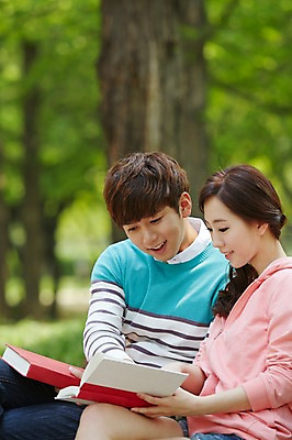 포토 JPG 주간 학생 커플 응시 공원 여학생 여자 남자 남학생 대학생 벤치 미소 웃음 사람 앉기 동양인 상반신 20대 성인 야외 두명 옆모습 아웃포커스 책 캐주얼 독서 캠퍼스라이프 한국인 캠퍼스커플 청년만 성인만 국내포토 자연요소 라이프스타일 시선 옷 공공시설 뷰포인트 의자 관계 모션 촬영기법 표정 인종 청년 파일형식