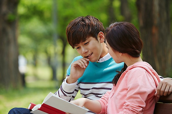 포토 JPG 주간 학생 커플 응시 공원 여학생 여자 남자 남학생 대학생 벤치 사람 앉기 동양인 상반신 20대 성인 야외 두명 옆모습 아웃포커스 책 캐주얼 독서 캠퍼스라이프 한국인 캠퍼스커플 청년만 성인만 국내포토 자연요소 라이프스타일 시선 옷 공공시설 뷰포인트 의자 관계 모션 촬영기법 인종 청년 파일형식