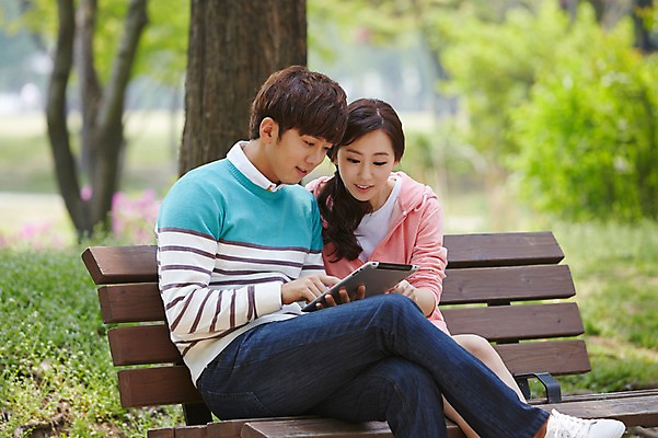 포토 JPG 주간 나무 식물 학생 커플 응시 공원 여학생 여자 남자 남학생 대학생 벤치 미소 웃음 사람 앉기 동양인 20대 성인 야외 두명 옆모습 아웃포커스 캐주얼 태블릿 캠퍼스라이프 한국인 다리꼬기 웹서핑 캠퍼스커플 청년만 성인만 국내포토 자연요소 라이프스타일 시선 옷 공공시설 뷰포인트 의자 관계 모션 촬영기법 표정 인종 청년 전자제품 스마트기기 파일형식