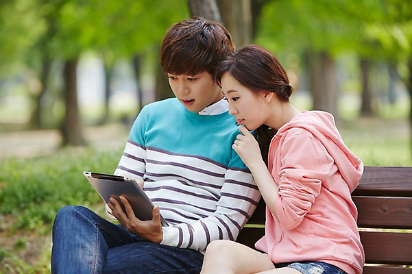 포토 JPG 주간 나무 식물 학생 커플 응시 공원 여학생 여자 남자 남학생 대학생 벤치 사람 앉기 동양인 20대 성인 야외 두명 옆모습 아웃포커스 캐주얼 태블릿 캠퍼스라이프 한국인 웹서핑 캠퍼스커플 청년만 성인만 국내포토 자연요소 라이프스타일 시선 옷 공공시설 뷰포인트 의자 관계 모션 촬영기법 인종 청년 전자제품 스마트기기 파일형식