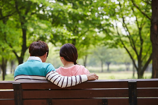 포토 JPG 주간 나무 식물 학생 커플 공원 여학생 여자 남자 남학생 대학생 휴식 사람 앉기 동양인 상반신 20대 성인 야외 두명 뒷모습 아웃포커스 캐주얼 캠퍼스라이프 한국인 캠퍼스커플 청년만 성인만 국내포토 자연요소 라이프스타일 옷 공공시설 뷰포인트 컨셉 관계 모션 촬영기법 인종 청년 파일형식