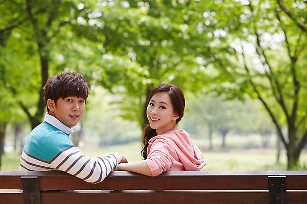 포토 JPG 주간 나무 식물 학생 커플 공원 여학생 여자 남자 남학생 대학생 휴식 미소 웃음 사람 앉기 동양인 상반신 20대 성인 야외 두명 옆모습 아웃포커스 캐주얼 캠퍼스라이프 한국인 캠퍼스커플 청년만 성인만 국내포토 자연요소 라이프스타일 옷 공공시설 뷰포인트 컨셉 관계 모션 촬영기법 표정 인종 청년 파일형식