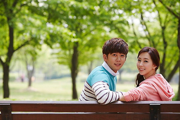 포토 JPG 주간 나무 식물 학생 커플 공원 여학생 여자 남자 남학생 대학생 휴식 미소 웃음 사람 앉기 동양인 상반신 20대 성인 야외 두명 옆모습 아웃포커스 캐주얼 캠퍼스라이프 한국인 캠퍼스커플 청년만 성인만 국내포토 자연요소 라이프스타일 옷 공공시설 뷰포인트 컨셉 관계 모션 촬영기법 표정 인종 청년 파일형식