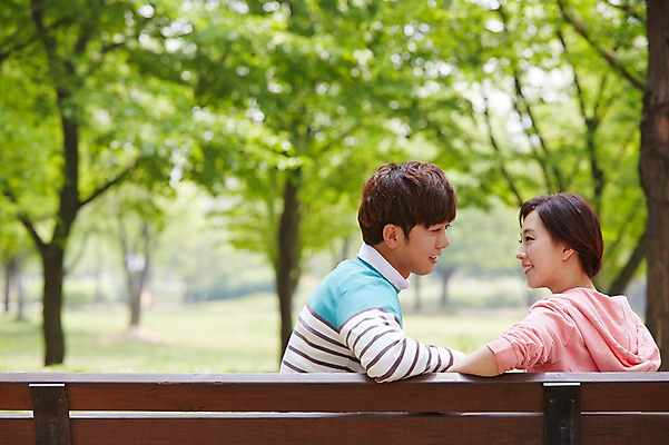 포토 JPG 주간 나무 식물 학생 커플 공원 여학생 여자 남자 남학생 대학생 휴식 미소 웃음 사람 앉기 동양인 상반신 20대 성인 야외 두명 옆모습 아웃포커스 캐주얼 마주보기 캠퍼스라이프 한국인 캠퍼스커플 청년만 성인만 국내포토 자연요소 라이프스타일 옷 공공시설 뷰포인트 컨셉 관계 모션 촬영기법 표정 인종 청년 파일형식