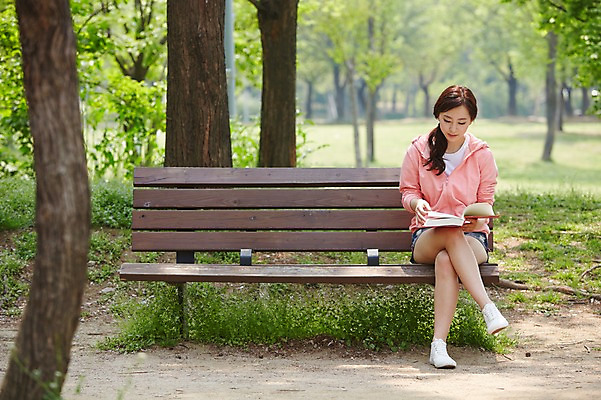 포토 JPG 주간 전신 나무 식물 학생 응시 공원 여학생 여자 여유 대학생 벤치 휴식 한명 사람 앉기 동양인 20대 성인 야외 앞모습 아웃포커스 책 캐주얼 청춘 독서 캠퍼스라이프 한국인 다리꼬기 여자만 여자한명만 성인여자만 청년만 청년여자만 성인한명만 청년여자한명만 성인여자한명만 성인만 국내포토 자연요소 1 라이프스타일 시선 옷 공공시설 감정 뷰포인트 컨셉 의자 모션 촬영기법 인종 청년 파일형식