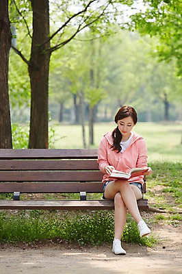 포토 JPG 주간 전신 나무 식물 학생 응시 공원 여학생 여자 여유 대학생 벤치 휴식 한명 사람 앉기 동양인 20대 성인 야외 앞모습 아웃포커스 책 캐주얼 청춘 독서 캠퍼스라이프 한국인 다리꼬기 여자만 여자한명만 성인여자만 청년만 청년여자만 성인한명만 청년여자한명만 성인여자한명만 성인만 국내포토 자연요소 1 라이프스타일 시선 옷 공공시설 감정 뷰포인트 컨셉 의자 모션 촬영기법 인종 청년 파일형식