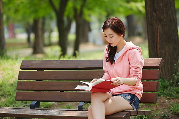 포토 JPG 주간 나무 식물 학생 응시 공원 여학생 여자 여유 대학생 벤치 휴식 한명 사람 앉기 동양인 20대 성인 야외 옆모습 아웃포커스 책 캐주얼 청춘 독서 캠퍼스라이프 한국인 다리꼬기 여자만 여자한명만 성인여자만 청년만 청년여자만 성인한명만 청년여자한명만 성인여자한명만 성인만 국내포토 자연요소 1 라이프스타일 시선 옷 공공시설 감정 뷰포인트 컨셉 의자 모션 촬영기법 인종 청년 파일형식