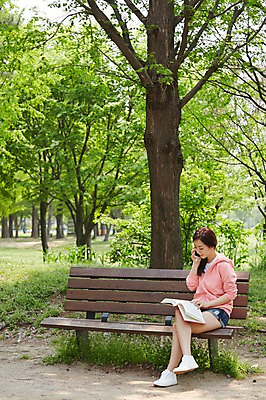 포토 JPG 주간 전신 나무 식물 학생 응시 공원 여학생 여자 여유 대학생 벤치 휴식 한명 미소 웃음 들기 사람 앉기 동양인 20대 성인 야외 옆모습 책 캐주얼 스마트폰 청춘 독서 캠퍼스라이프 한국인 다리꼬기 통화 여자만 여자한명만 성인여자만 청년만 청년여자만 성인한명만 청년여자한명만 성인여자한명만 성인만 국내포토 자연요소 1 라이프스타일 시선 옷 공공시설 감정 뷰포인트 컨셉 의자 모션 표정 인종 청년 핸드폰 스마트기기 파일형식
