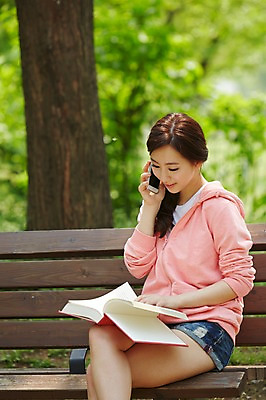 포토 JPG 주간 나무 식물 학생 응시 공원 여학생 여자 여유 대학생 벤치 휴식 한명 미소 웃음 들기 사람 앉기 동양인 20대 성인 야외 옆모습 아웃포커스 책 캐주얼 스마트폰 청춘 독서 캠퍼스라이프 한국인 다리꼬기 통화 여자만 여자한명만 성인여자만 청년만 청년여자만 성인한명만 청년여자한명만 성인여자한명만 성인만 국내포토 자연요소 1 라이프스타일 시선 옷 공공시설 감정 뷰포인트 컨셉 의자 모션 촬영기법 표정 인종 청년 핸드폰 스마트기기 파일형식