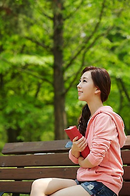 포토 JPG 주간 나무 식물 학생 응시 공원 여학생 여자 여유 대학생 벤치 휴식 한명 미소 웃음 들기 사람 앉기 동양인 20대 성인 야외 옆모습 아웃포커스 책 캐주얼 청춘 독서 캠퍼스라이프 한국인 다리꼬기 여자만 여자한명만 성인여자만 청년만 청년여자만 성인한명만 청년여자한명만 성인여자한명만 성인만 국내포토 자연요소 1 라이프스타일 시선 옷 공공시설 감정 뷰포인트 컨셉 의자 모션 촬영기법 표정 인종 청년 파일형식
