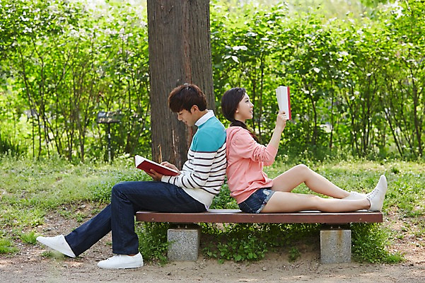 포토 JPG 주간 전신 나무 식물 학생 커플 공원 여학생 여자 남자 남학생 대학생 벤치 사람 앉기 동양인 20대 성인 야외 두명 옆모습 책 캐주얼 독서 캠퍼스라이프 한국인 등맞대기 캠퍼스커플 청년만 성인만 국내포토 자연요소 라이프스타일 옷 공공시설 뷰포인트 의자 관계 모션 인종 청년 파일형식