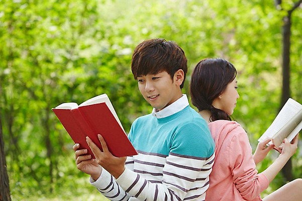 포토 JPG 주간 나무 식물 학생 커플 공원 여학생 여자 남자 남학생 대학생 미소 웃음 사람 앉기 동양인 상반신 20대 성인 야외 두명 옆모습 아웃포커스 책 캐주얼 독서 캠퍼스라이프 한국인 등맞대기 캠퍼스커플 청년만 성인만 국내포토 자연요소 라이프스타일 옷 공공시설 뷰포인트 관계 모션 촬영기법 표정 인종 청년 파일형식