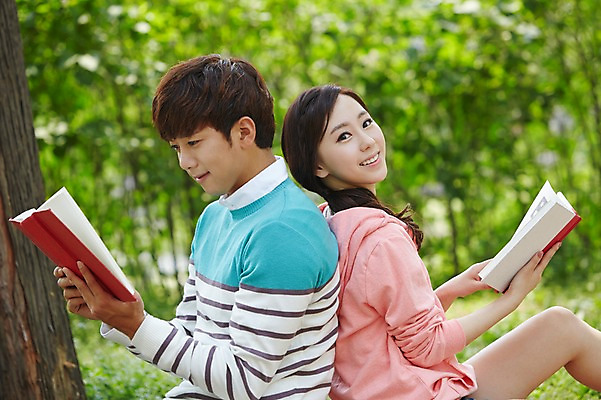 포토 JPG 주간 나무 식물 학생 커플 공원 여학생 여자 남자 남학생 대학생 미소 웃음 사람 앉기 동양인 상반신 20대 성인 야외 두명 옆모습 아웃포커스 책 캐주얼 독서 캠퍼스라이프 한국인 등맞대기 캠퍼스커플 청년만 성인만 국내포토 자연요소 라이프스타일 옷 공공시설 뷰포인트 관계 모션 촬영기법 표정 인종 청년 파일형식